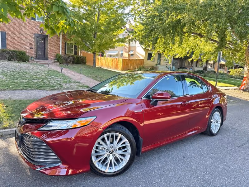 2020 Toyota Camry Hybrid XLE FWD photo
