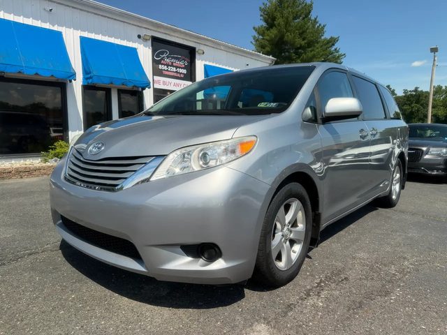 2017 Toyota Sienna LE FWD photo