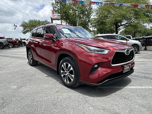 2021 Toyota Highlander XLE FWD photo