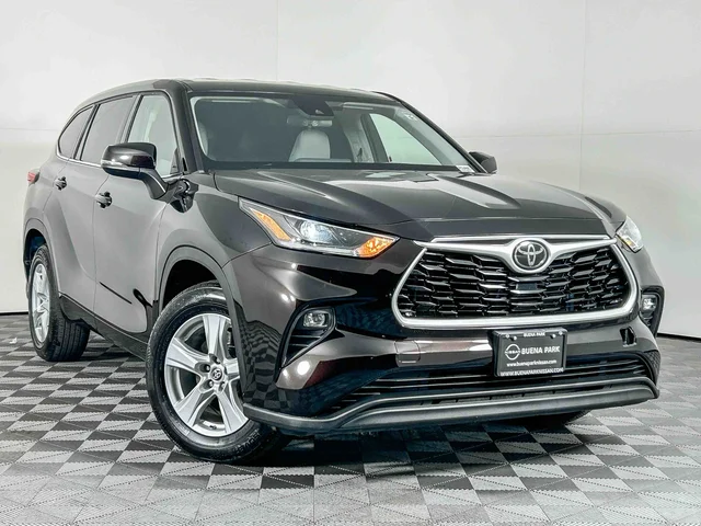 2021 Toyota Highlander LE FWD photo