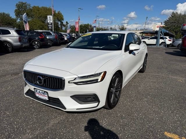 2021 Volvo S60 Momentum FWD photo