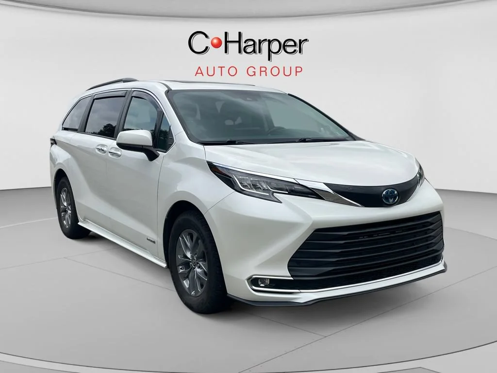 2021 Toyota Sienna XLE FWD photo