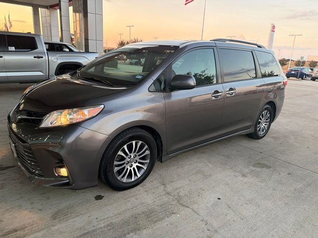 2019 Toyota Sienna XLE FWD photo