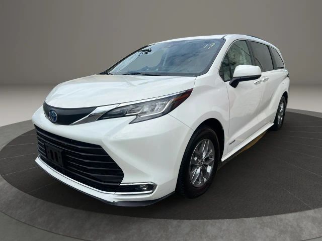 2021 Toyota Sienna XLE FWD photo