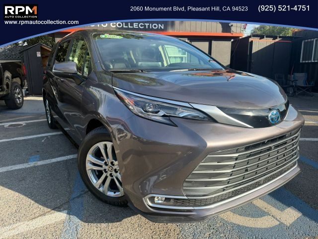 2021 Toyota Sienna Platinum AWD photo