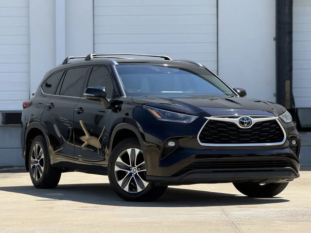 2021 Toyota Highlander XLE FWD photo