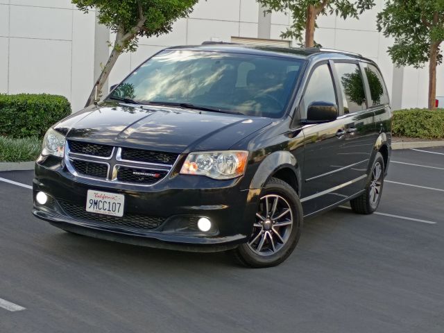 2017 Dodge Grand Caravan SXT FWD photo