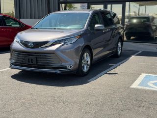 2021 Toyota Sienna Limited FWD photo