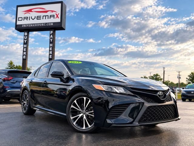 2019 Toyota Camry SE FWD photo