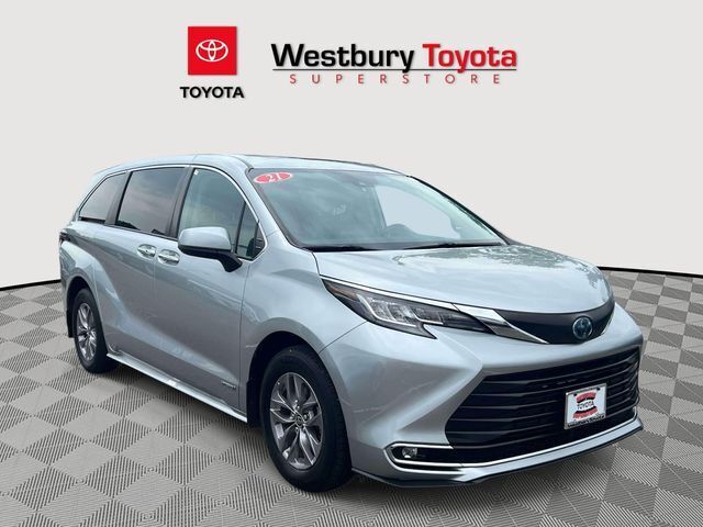 2021 Toyota Sienna XLE FWD photo