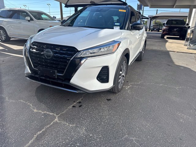 2021 Nissan Kicks SR FWD photo