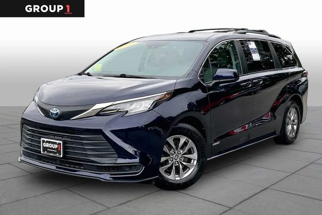 2021 Toyota Sienna LE FWD photo