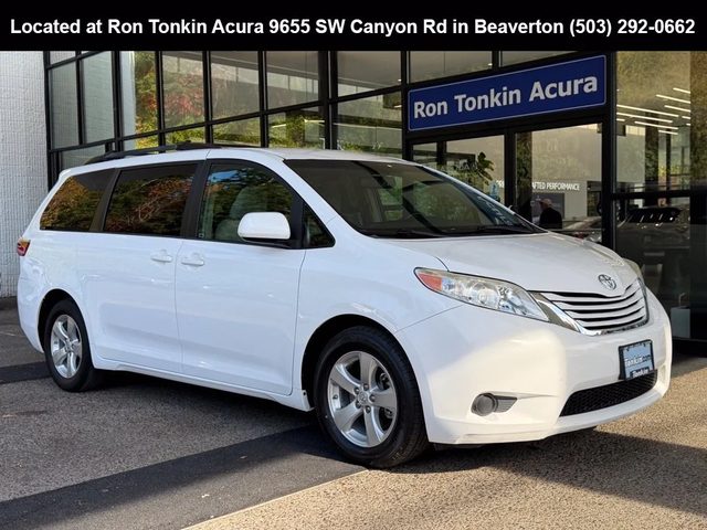 2015 Toyota Sienna LE FWD photo