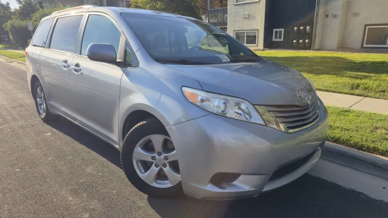 2015 Toyota Sienna LE FWD photo