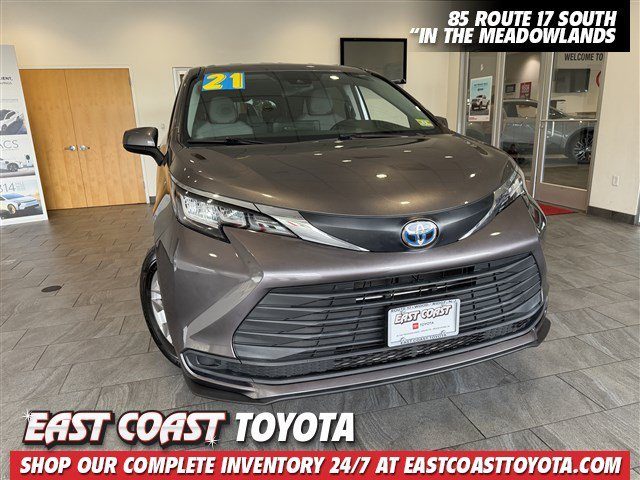 2021 Toyota Sienna LE FWD photo
