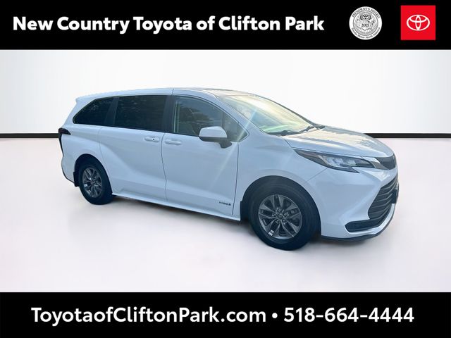 2021 Toyota Sienna LE AWD photo