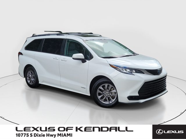 2021 Toyota Sienna LE FWD photo
