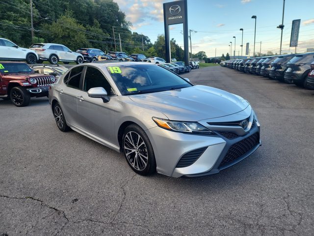 2019 Toyota Camry SE FWD photo