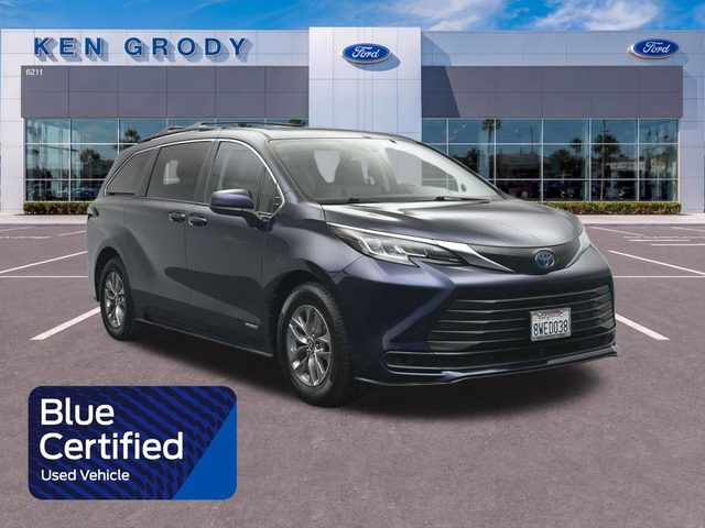 2021 Toyota Sienna LE FWD photo