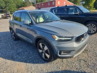 2021 Volvo XC40 Momentum AWD photo