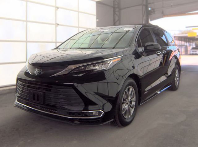 2021 Toyota Sienna XLE FWD photo