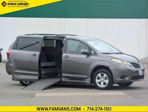 2015 Toyota Sienna LE FWD photo