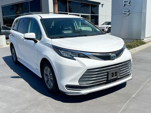 2021 Toyota Sienna LE FWD photo