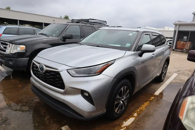 2021 Toyota Highlander Hybrid XLE FWD photo
