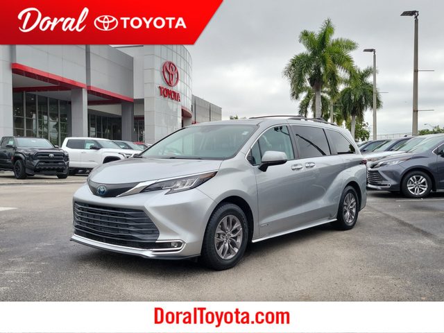 2021 Toyota Sienna XLE FWD photo