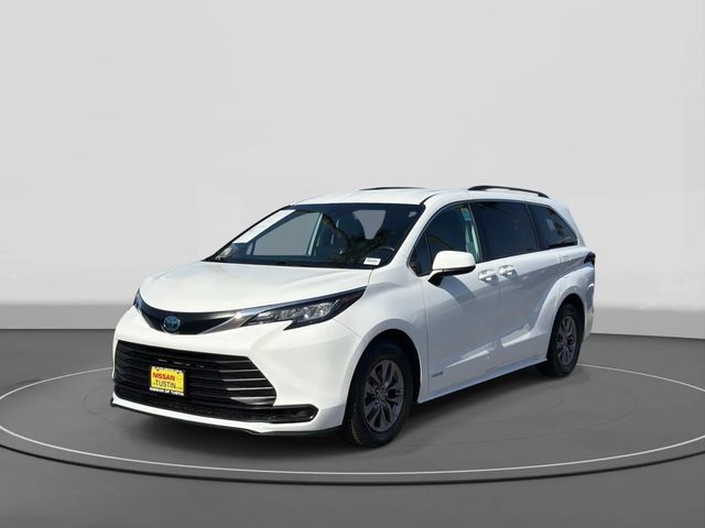 2021 Toyota Sienna LE FWD photo