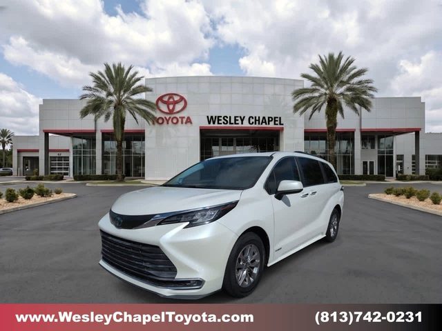 2021 Toyota Sienna XLE FWD photo