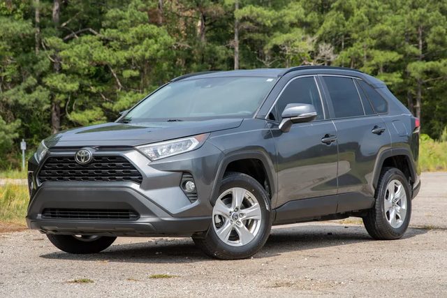 2021 Toyota RAV4 XLE FWD photo