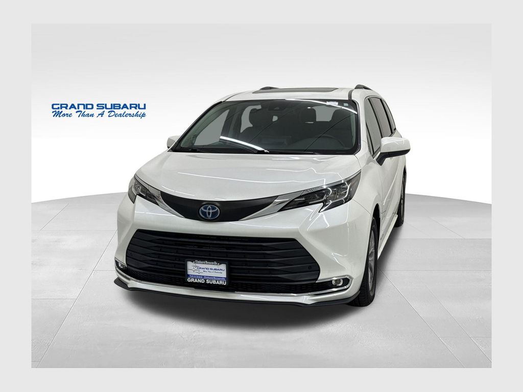 2021 Toyota Sienna XLE FWD photo