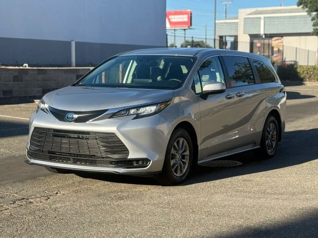 2021 Toyota Sienna LE FWD photo