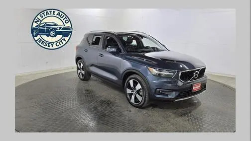 2022 Volvo XC40 Momentum AWD photo