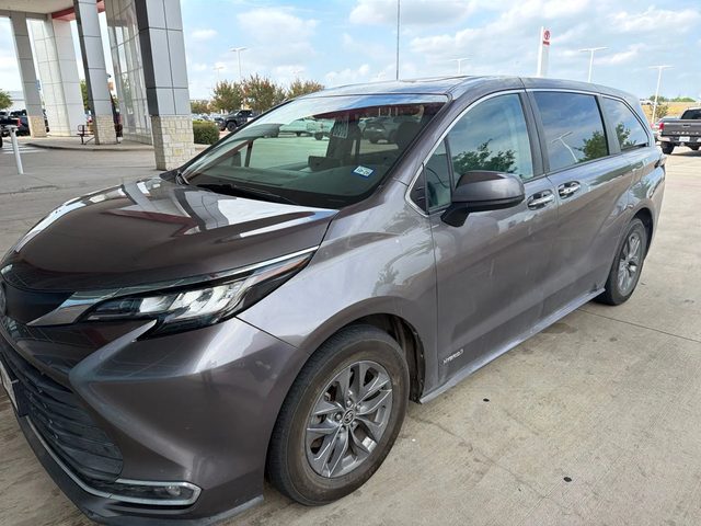 2021 Toyota Sienna XLE FWD photo
