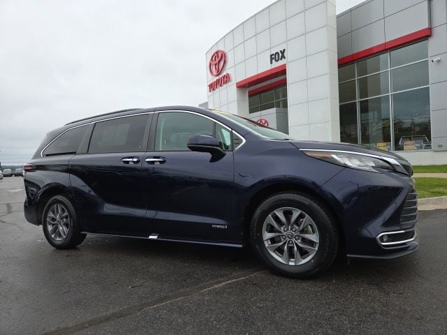 2021 Toyota Sienna XLE FWD photo