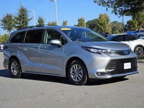 2021 Toyota Sienna XLE FWD photo