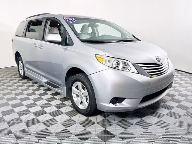 2017 Toyota Sienna LE Auto Access Seat FWD photo