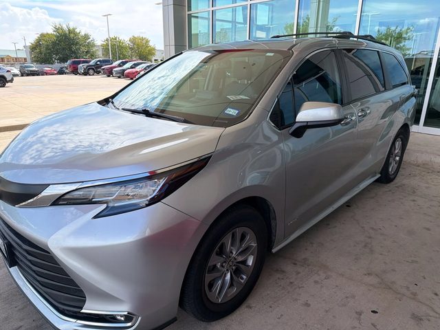2021 Toyota Sienna XLE FWD photo