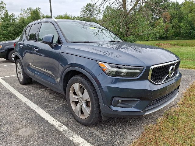 2022 Volvo XC40 Momentum AWD photo