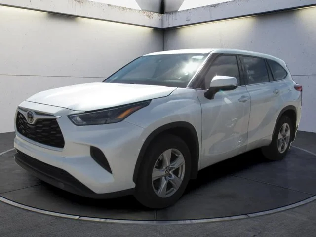 2021 Toyota Highlander LE FWD photo