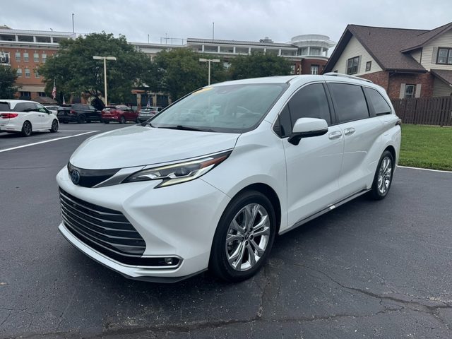 2022 Toyota Sienna Platinum FWD photo