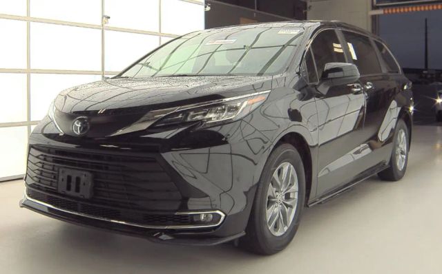 2022 Toyota Sienna XLE FWD photo