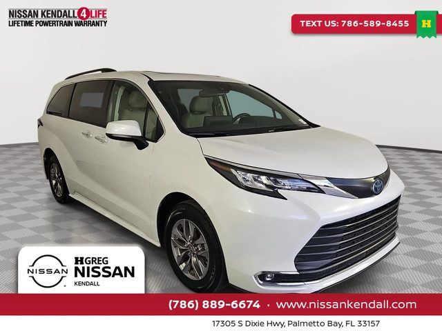 2022 Toyota Sienna XLE FWD photo