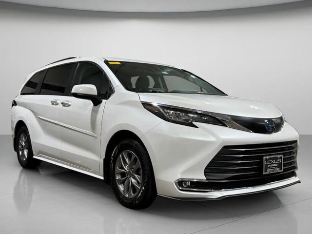 2022 Toyota Sienna XLE FWD photo