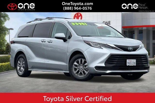 2022 Toyota Sienna LE FWD photo