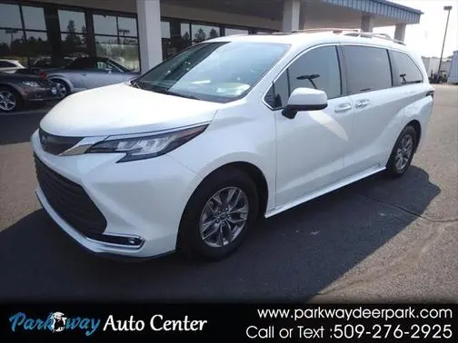 2022 Toyota Sienna XLE FWD photo