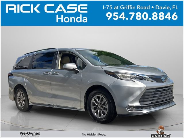 2022 Toyota Sienna XLE FWD photo