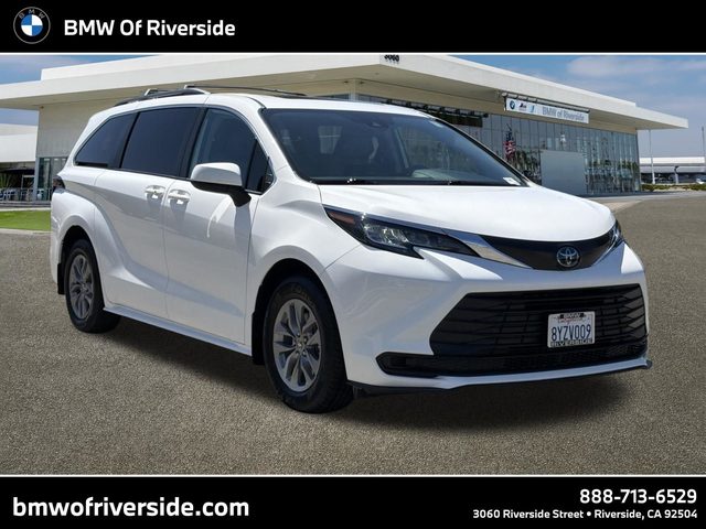 2022 Toyota Sienna LE FWD photo